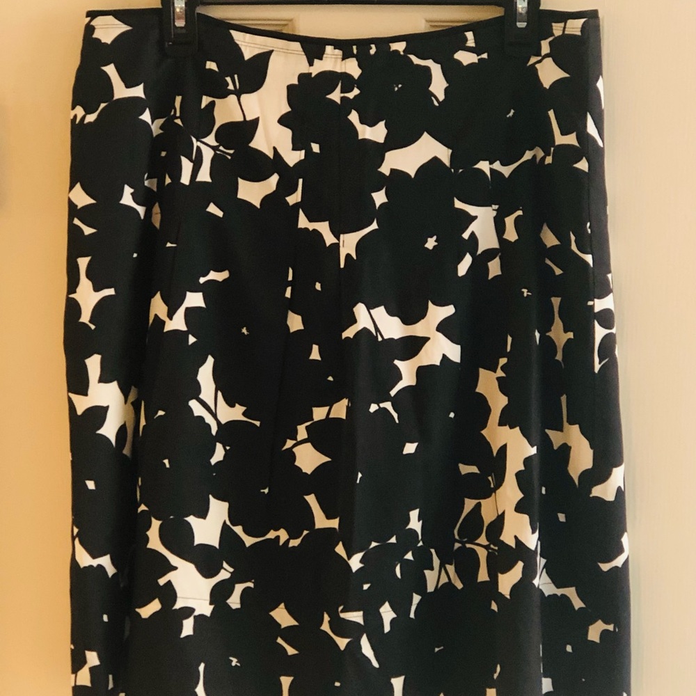 Banana Republic Skirt Color Black and White Size 10